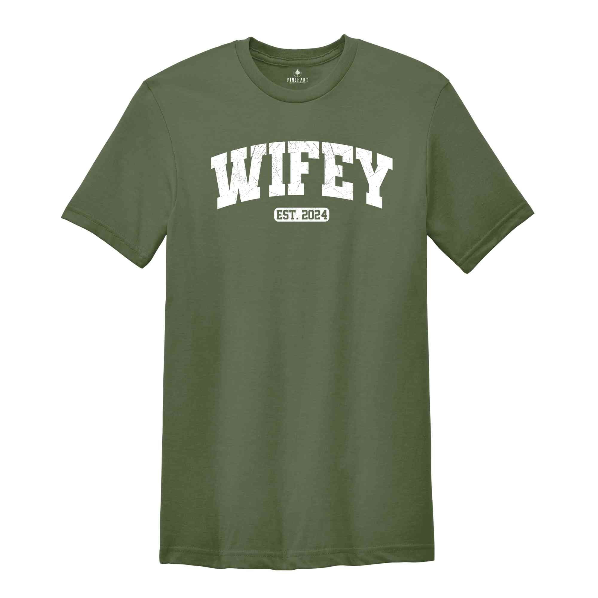 Minimalist Matching Couples Tshirts Wifey & Hubby, Wifey Hubby Shirt, Aesthetic JGA Bride and Groom Shirt Est 2024, Wedding Gift for Couples